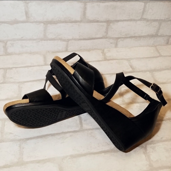 NEW Me Too Criss Cross  Strap Vegan Leather Wedge Open Toe Sandals Wide - Picture 3 of 4